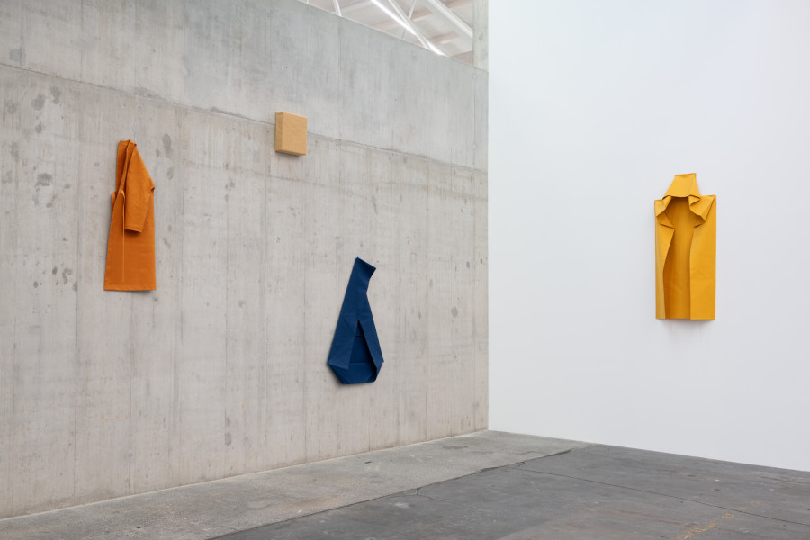 Franz Erhard Walther, Nürnberger Raum, 2017. Sammlung Kerstin Hiller und Helmut Schmelzer. Leihgabe im Neuen Museum Nürnberg © 2025, ProLitteris, Zurich. Ausstellungsansicht / Installation view Kunsthaus Baselland 2025. Foto / Photo: Finn Curry