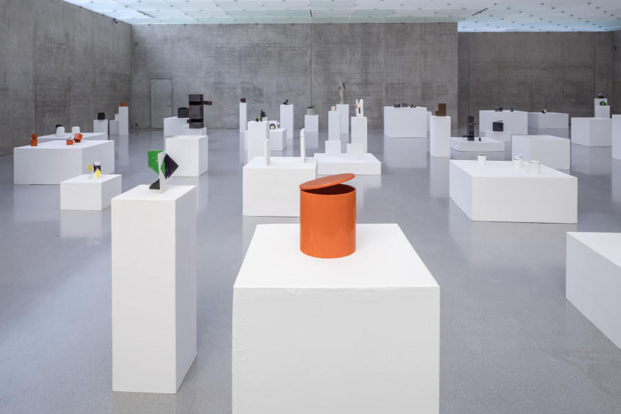 Peter Fischli Installation view, first floor, Kunsthaus Bregenz, 2020 Cans, Bags & Boxes, 2017–2019 Photo: Markus Tretter Courtesy of the artist © Peter Fischli, Kunsthaus Bregenz