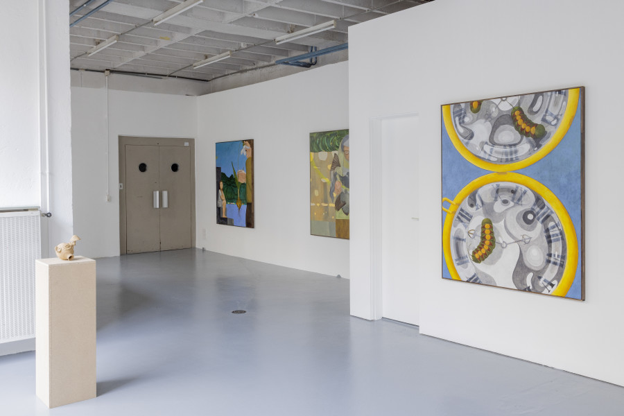Elias Njima. Installation view: Cantine / Huile sur toile / 150 x 120 cm / 2024. Flâneurs / Céramique / 2024. Semeuse (Ellen) / Huile sur toile / 150 x 120 cm Perce-neige / Huile sur toile / 150 x 120 cm / 2023. Photo credits: @coucoustudio.ch — A.Zermatten. Courtesy of the artist.