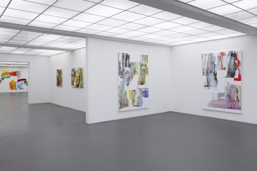 vorne/front: Pia Fries, quintopylon 1, 2, 2020. Ölfarbe und Siebdruck auf Holz, je 200 x 140 Courtesy: Sammlung Kunstmuseum Bonn hinten/back: Pia Fries, billin, 1991; vok, 1992. Ölfarbe auf Leinwand über Holz. Courtesy: Pia Fries Ausstellungsansicht / Installation view Kunsthaus Baselland 2023. Foto / Photo: Gina Folly © Pia Fries / 2023 ProLitteris, Zürich