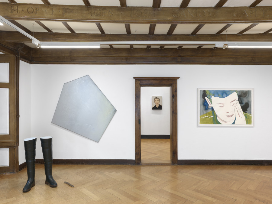 Vue de l’exposition C’EST BIZ’ART, Le Manoir de la Ville de Martigny, Valais, 2025. Delphine Reist, Grandes bottes, 2017, bottes de pêche et béton ; Delphine Reist, Fuet, 2022, bronze ; Alexandra Roussopoulos, Euclidienne 02, 2019, acrylique, papier marouflé sur toile ; Stephan Balkenhol, Man (Relief), 2019, bois sculpté et coloré ; Françoise Pétrovitch, Sans titre, 2020, lavis à l’encre sur papier. © Annik Wetter