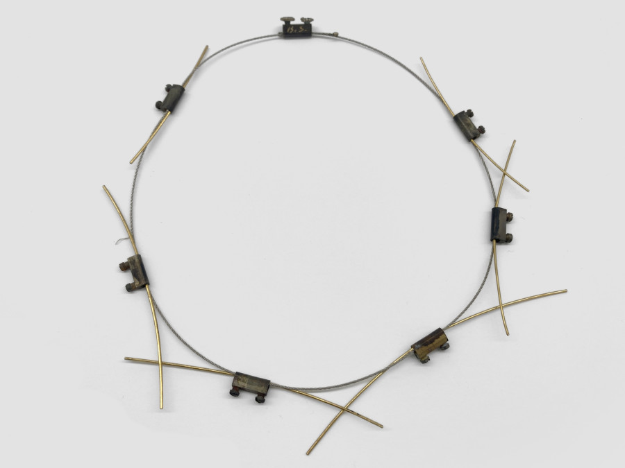Bernhard Schobinger, Elektro Boogey, 1991, Necklace made of fine gold, stainless steel, electrical fittings, 20.3 x 18.7 x 0.7 cm, Neckline 50 cm