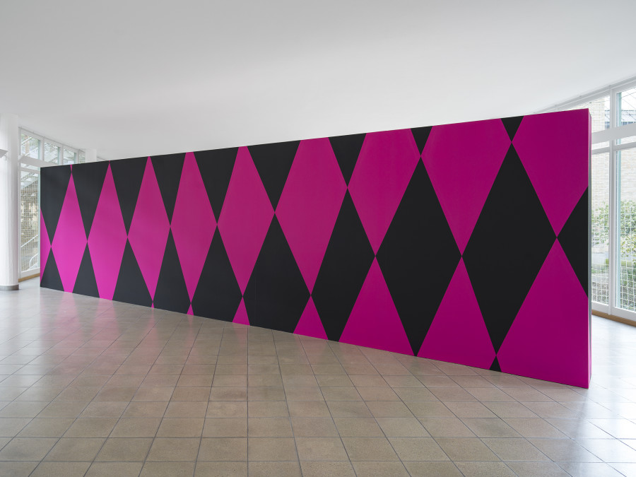 Sophie Gogl die grosse magenta farbene Teenie, 2023 Holz, Dispersionsfarbe / 5 Wood, emul- sion paint die knusprige Nichte Ausstellungsansicht / installation view Kunsthaus Glarus, 2023 Alle Werke / all works courtesy die Kunstlerin / the artist and / und KOW, Berlin Alle Fotos / all images: Cedric Mussano
