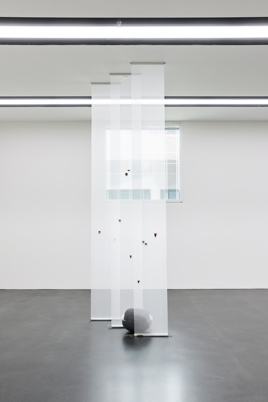Maude Léonard-Contant, Racines froides, 2023, blades of grasses, hawthorn petals, magnets, magnolia petals, meadow buttercup, organza, pleated cotton, steel, wood, leather. Photo: Moritz Schermbach