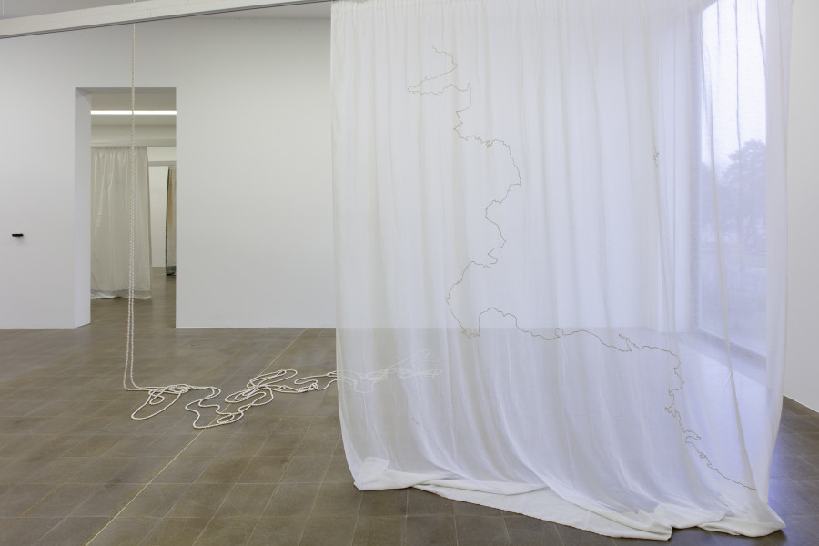 Stéphanie Saadé, Building a Home with Time, 2019 2832 bemalte Holzperlen, Faden / 2832 perles en bois peintes, fil / 2832 painted wooden beads, thread, Variable Dimensionen / dimensions variables / variable dimensions, Courtesy galerie anne barrault and the artist; Ausstellungsansicht / vue d’exposition / exhibition view Kunsthaus Centre d’art Pasquart, Fotos / photos: Stefan Rohner