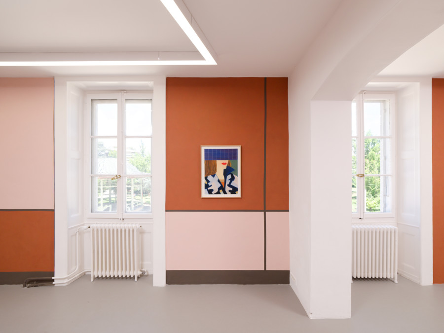 Hippolyte Hentgen, Veluto (peinture murale), Patterns (pastels) et Tribu (sculpture), vue de l’exposition « Chambre à deux lits » à la Villa du Parc - centre d’art contemporain - Aurélien Mole, 2025