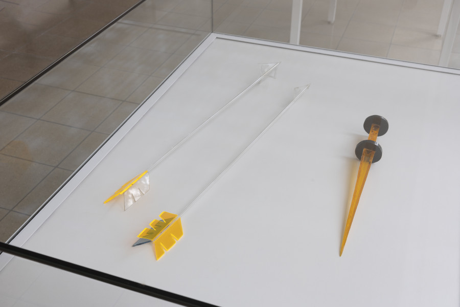 Linda Bilda, Die goldene Welt, installation view, Kunsthaus Glarus, 2025. Photo: Gina Folly. Pfeile, Dolch, beide ca., both approx. 1993, Plexiglass, ca. 69 x 9 x 9 cm (2x) and ca. 42 x 9 x 9 cm, Estate Linda Bilda