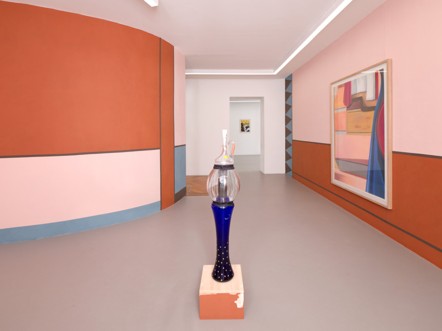 Hippolyte Hentgen, Veluto (peinture murale), Patterns (pastels) et Tribu (sculpture), vue de l’exposition « Chambre à deux lits » à la Villa du Parc - centre d’art contemporain - Aurélien Mole, 2025