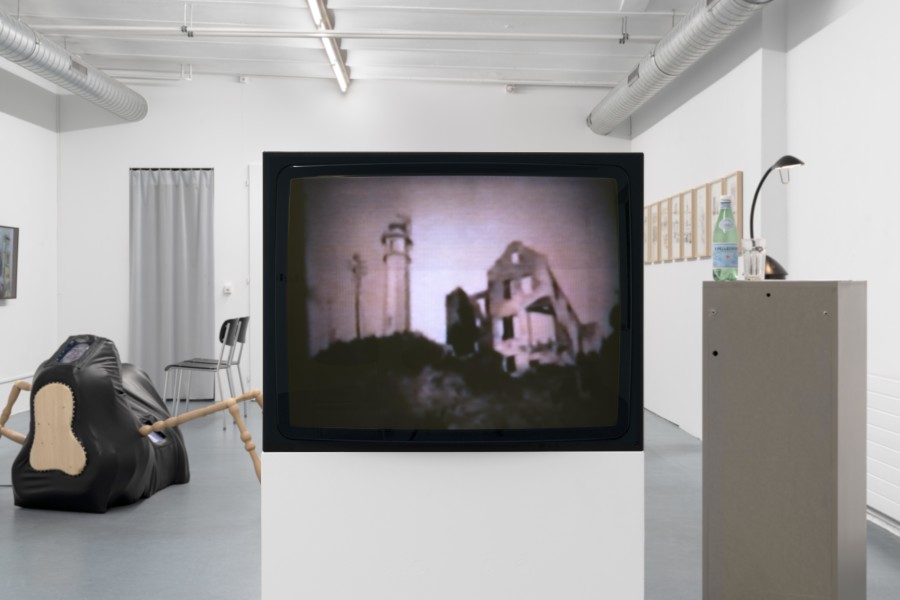 Joanie 4 Jackie Chainletter tapes, Bird Cage Wedding Cake by Ryder Cooley and Rachel Mayeri from The Velvet Chainletter, 1995, 4:3 (colour, sound), 14:50’, Courtesy of Ryder Cooley and Rachel Mayeri and the Getty Research Institute, Los Angeles. Photo credits: marytwo