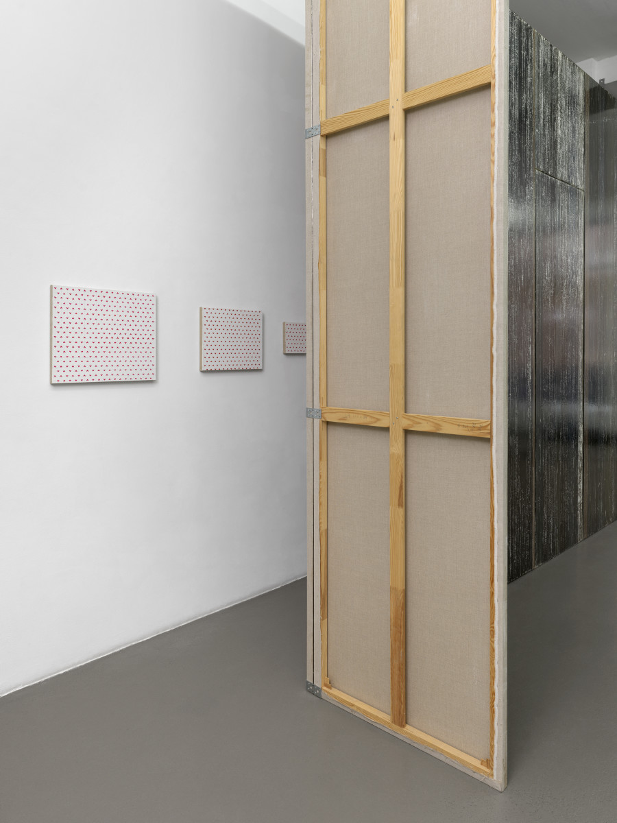 Exhibition view, Gregor Hildebrandt, Manchmal sehn ich mich nach einem fremdem Leben, Galerie Mezzanin, 2025-2026. Photo credit: Annik Wetter