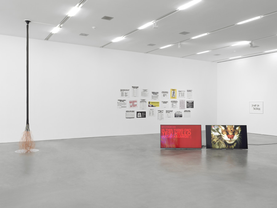 Ausstellungsansicht Vanessa Billy, Surge, 2016 !Mediengruppe Bitnik, Delivery for Mr. Assange, 2013, Guerrilla Girls, 1985-1991, Ohne Titel (Set von 23 Vintage Poster), Gianni Motti, I›m Not on Facebook, 2010/2016. Sammlung Migros Museum für Gegenwartskunst, Foto: Stefan Altenburger Photography, Zurich