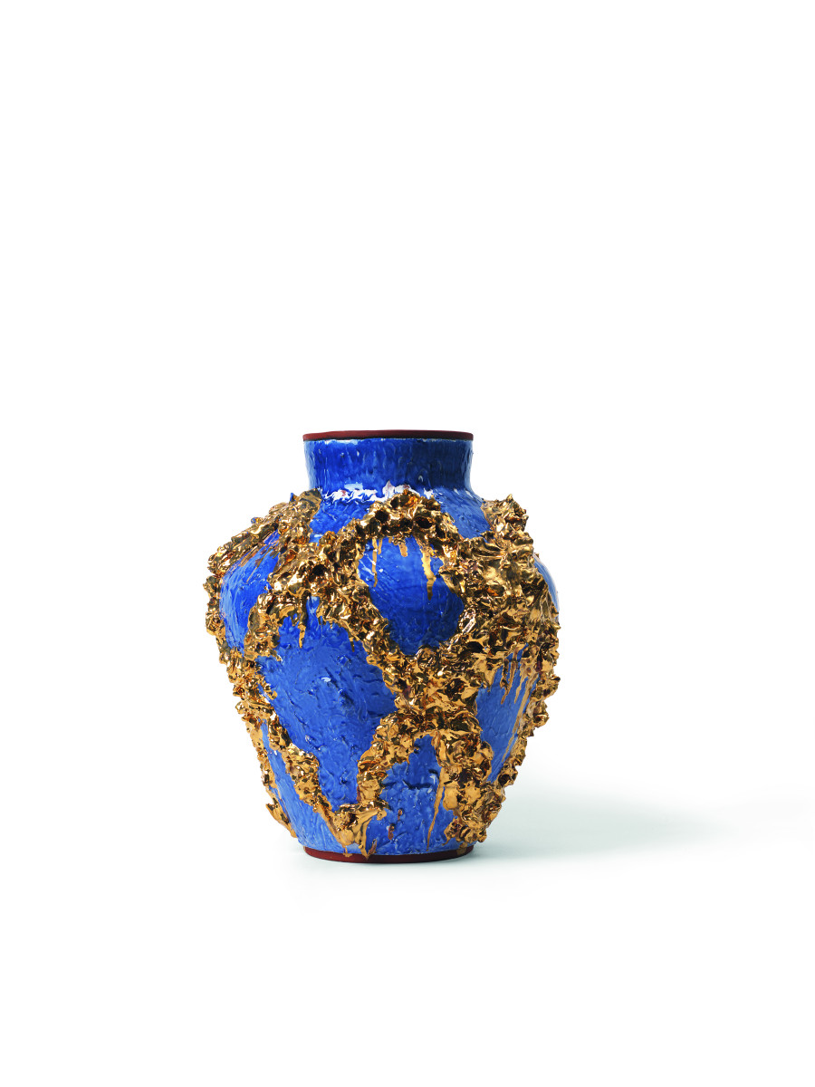 Judy Ledgerwood, Large Slip Motif Vase with Cobalt Blue, Metallic Gold + Red, 2018. Majolica, Produced by Porzellan Manufaktur Nymphenburg, 57 x 47 cm (22 1/2 x 18 1/2 inches), Unique, LEDGE18622. Photo: Günter König