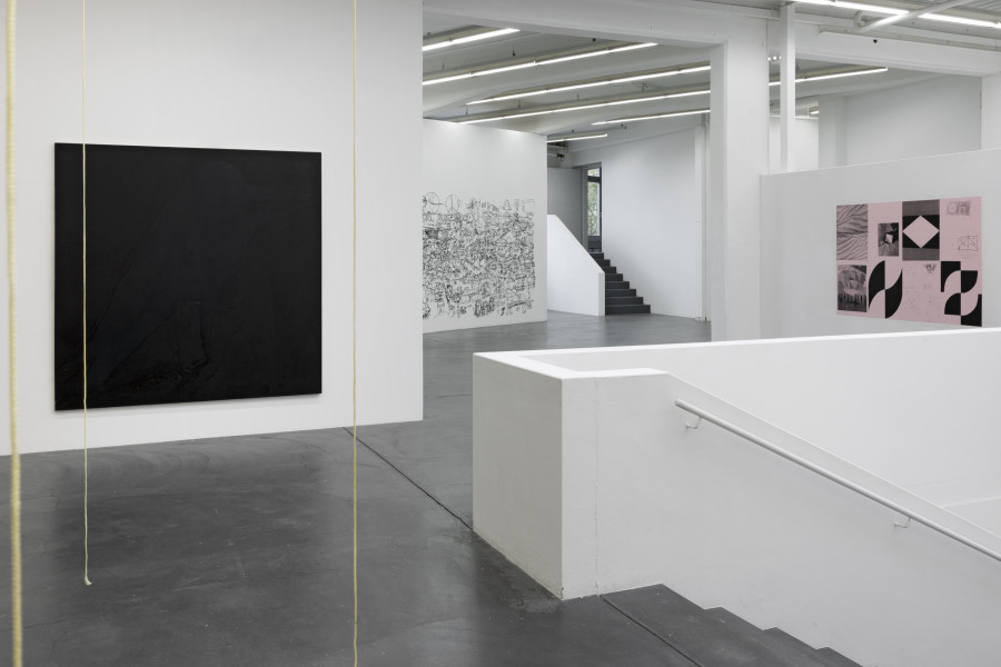 Anastasia Pavlou, Me Without U, 2022, Öl, Wasser, Gesso auf Leinwand 200 x 200 cm. Anita Kuratle, Voices (Dokumenta fifteen), 2023, Papier, 720 x 240 cm. Kathrin Siegrist, Skizzen, Dokumente & Display, 2023, Diverse Materialien, Masse variabel. Installation view Kunsthaus Baselland. Photo: Gina Folly
