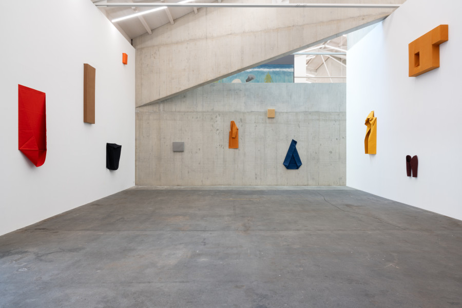 Franz Erhard Walther, Nürnberger Raum, 2017. Sammlung Kerstin Hiller und Helmut Schmelzer. Leihgabe im Neuen Museum Nürnberg © 2025, ProLitteris, Zurich. Ausstellungsansicht / Installation view Kunsthaus Baselland 2025. Foto / Photo: Finn Curry