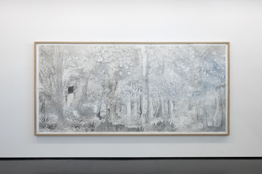 Installationsansicht Davor · Darin · Danach. Die Sammlung im Wandel, 15.5. – 7.8.2022, Aargauer Kunsthaus, Aarau. Didier Rittener (*1969). Les pommiers ou indécente forêt, 2014-2016, Bleistift auf Papier (Claire Fontaine), 180.8 x 390 cm, Aargauer Kunsthaus, Aarau. Foto: ullmann.photography