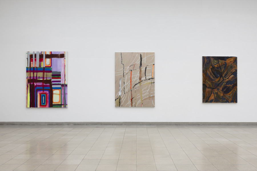 Flora Klein, Untitled, 2021, Acryl und Öl auf Leinwand / Acrylic and oil on canvas, Privatsammlung / Private collection Mong-Huong Le und Detlef Weigel; Untitled, 2019, Acryl und Öl auf Leinwand / Acrylic and oil on canvas, Privatsammlung / Private collection, Düsseldorf; FK, 2016, Acryl auf Leinwand / Acrylic on canvas, Courtesy die Künstlerin / the artist, Galerie Max Mayer, Düsseldorf und / and Lars Friedrich, Berlin (von links nach rechts / from left to right). Flora Klein, Heat, Ausstellungsansicht / installation view, Kunsthaus Glarus, 2023. Foto / Photo: Gina Folly