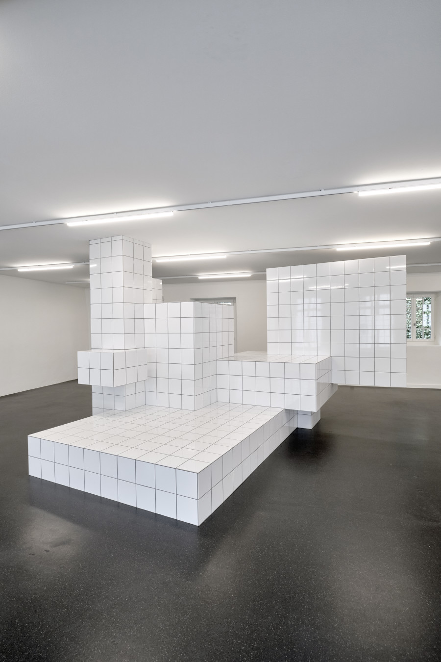 Heiko Blankenstein, «Turnover», 2023. Skulptur mit drei integrierten Zeichnungen, Holz, Keramikfliesen. Foto: Heiko Blankenstein