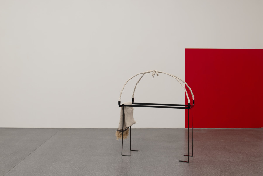 Flurina Sokoll, Int(w)o, 2018, Pulverbeschichteter Stahl, Fragment eines Tischrahmens, Plastilin, gebrauchte Wolldecke, 115 x 52 x 145 cm, Im Besitz der Künstlerin