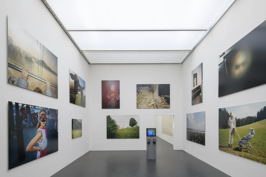 Ausstellungansicht Durch Raum und Zeit. Künstlerische Universen aus der Sammlung, Kunstmuseum Luzern, 2022, mit Werken von Stefan Banz, Foto: Marc Latzel