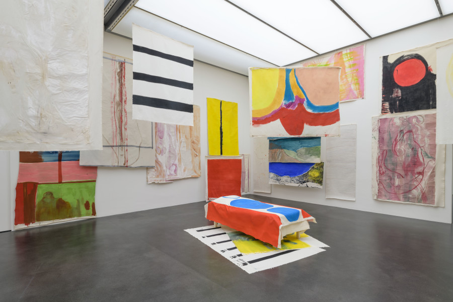 Vivian Suter, Nisyros (Vivian’s Bed), 2016–2107, Tate: Purchased with assistance from Tate International Council and the Latin American Acquisitions Committee 2020, Ausstellungsansicht Vivian Suter. Retrospektive, Foto: Marc Latzel