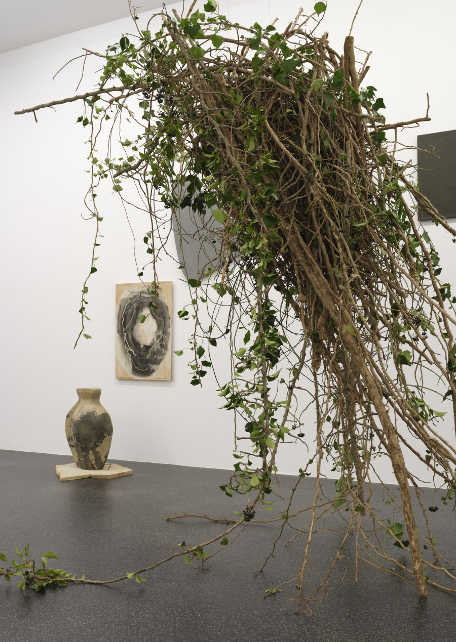 Blumen für die Kunst, Florale lnterpretation: Manuela Bucher, Aesch Werk: Hugo Suter, Wolf malte da eine Gegend, 1987 Aargauer Kunsthaus. Foto: David Aebi, Burgdorf
