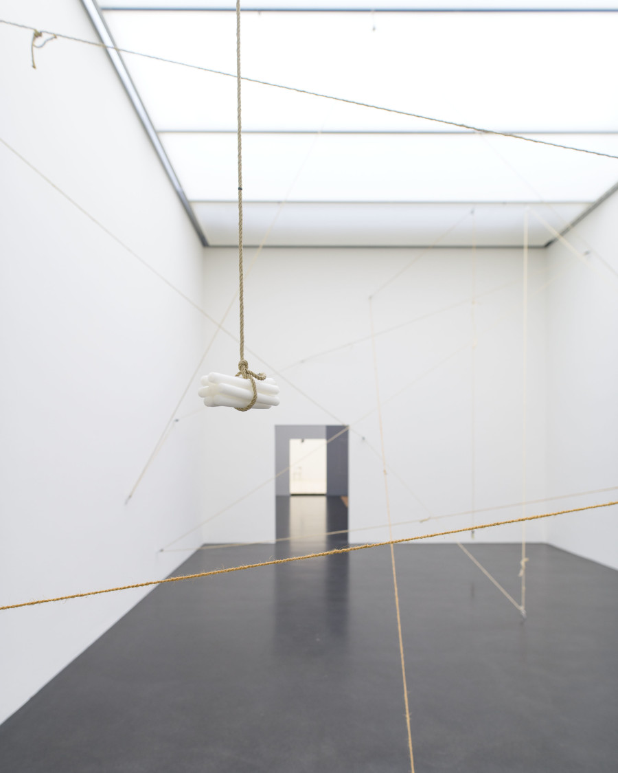 Vittorio Santoro, Pulleys /, 2016, Verschiedene Flaschenzüge, Hanfseile und sieben Kerzen, Ausstel- lungsansicht Kunstmuseum Luzern, 2020, Courtesy the artist, Foto: Marc Latzel