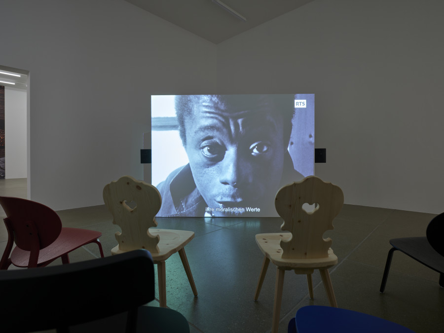 lnstallationsansicht Stranger in the Village, Rassismus im Spiegel von James Baldwin, 3.9.2023 - 7.1.2024, Aargauer Kunsthaus. Pierre Koralnik, Un étranger dans le village, 1962, Video, 29', Radio Télévision Suisse. Foto: David Aebi, Bern