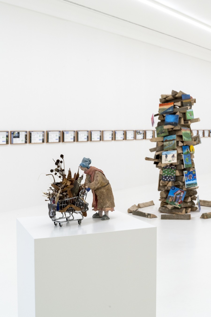 Ausstellungsansicht «Wirtschaft mit Armut. Kunst ist Klasse!» mit Werken von Kirila Faeh (vorne) und Mitchell Anderson (hinten). Foto: Zoe Tempest