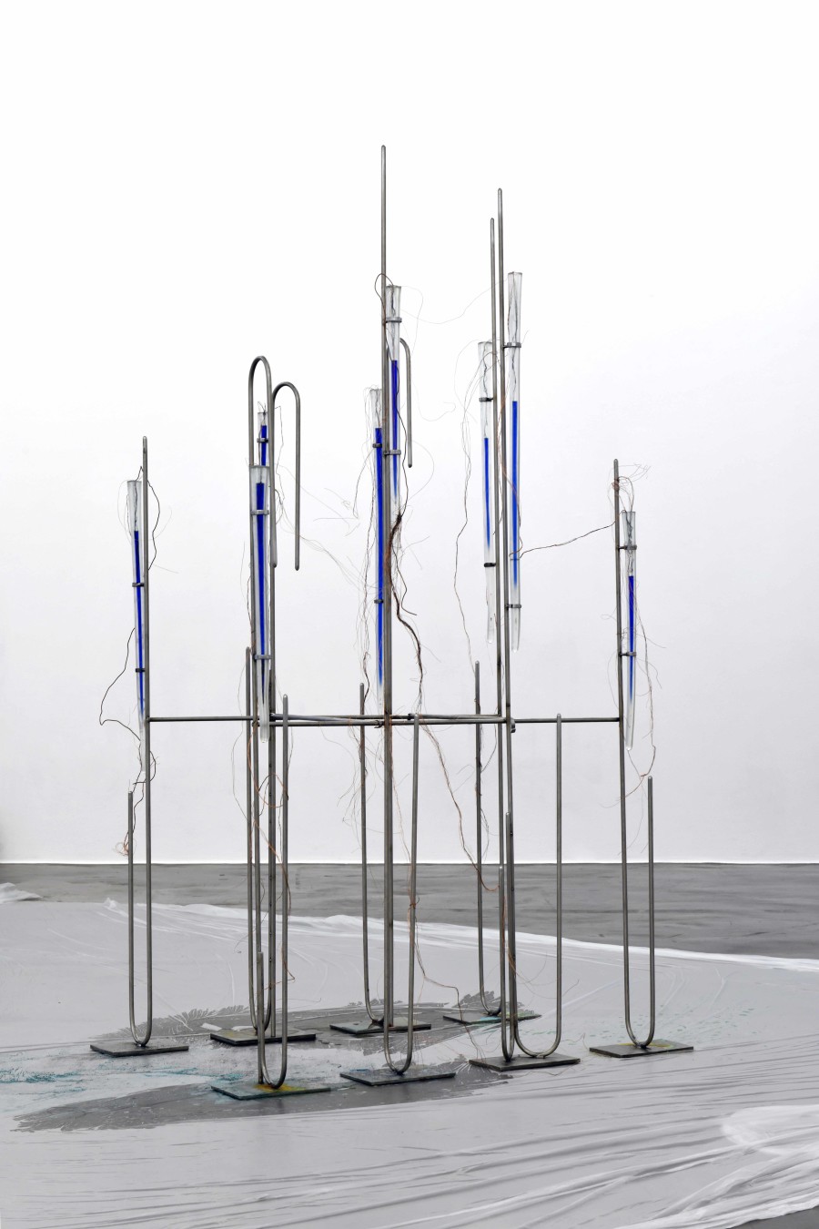 Retainer - Continuity, 2023, Glass, stainless steel, copper wires, ammonia, water, plastic, 190 x 90 x 45 cm. Photography courtesy Zoé Aubry and Looming