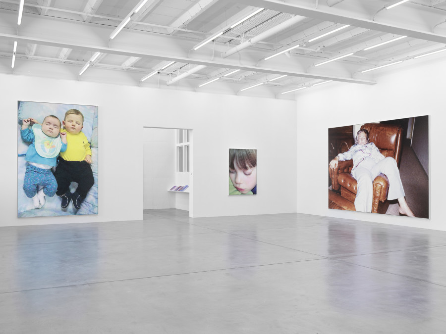 Installation view, Steven Shearer, The Golden Recline, Galerie Eva Presenhuber, Maag Areal, Zurich, 2025. © Steven Shearer. Courtesy the artist and Galerie Eva Presenhuber, Zurich / Vienna. Photo: Stefan Altenburger Photography, Zürich