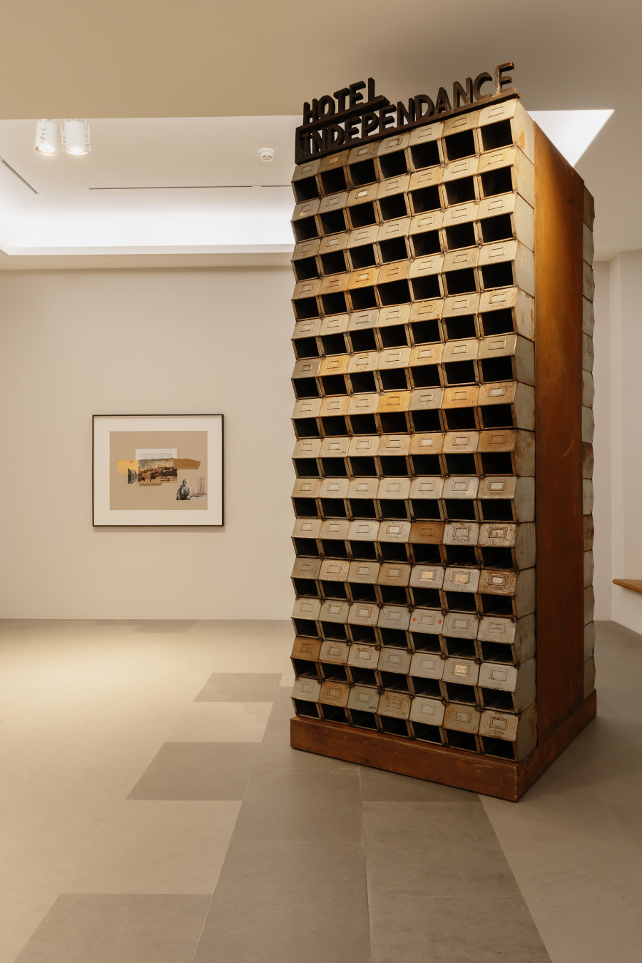 Kader Attia, The Object‘s Interlacing, 2020 Installation with video (colour, sound) and 22 objects (nylon 3D prints and wooden copies of African artefacts) Dimensions variable, video: 1h 18‘ 37‘‘ Installation view Kunsthaus Zürich, 2020 Courtesy of the artist, photo: Franca Candrian, © 2020 ProLitteris, Zurich