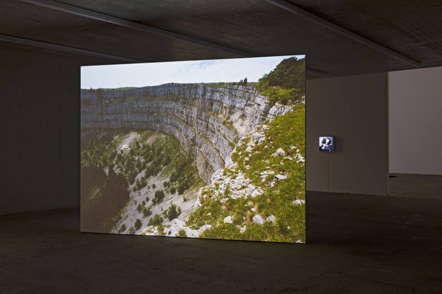 Marijke Van Warmerdam, Le retour du chapeau, 1998. Courtesy the artist and Galerie van Gelder, Amsterdam. Ausstellungsansicht / Installation view Kunsthaus Baselland 2024. Foto / Photo: Gina Folly