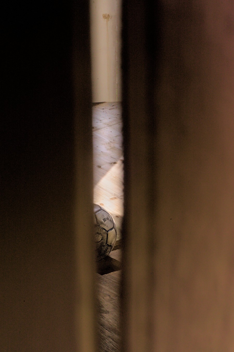 Exhibition view, R. Sebastian Schachinger, Der sichere Steinwurf lernt sich das durch das Ballspiel, SALTS, 2024. Photo credit: R. Sebastian Schachinger