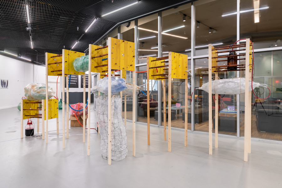 Exhibition view, Quido Sen, Sorgen Sie dafür, dass nach Ihrem Ableben Ihr Vorsterbekapital in richtige Hände kommt, Kunsthalle Luzern, 2023. Photo credit: Kilian Bannwart