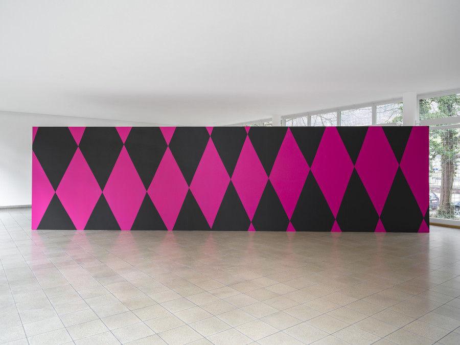 Sophie Gogl die grosse magenta farbene Teenie, 2023 Holz, Dispersionsfarbe / 5 Wood, emul- sion paint die knusprige Nichte Ausstellungsansicht / installation view Kunsthaus Glarus, 2023 Alle Werke / all works courtesy die Kunstlerin / the artist and / und KOW, Berlin Alle Fotos / all images: Cedric Mussano