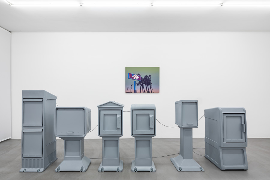 Exhibition view, Rita McBride & Glen Rubsamen, Daily Echo Free Mirror, Mai 36 Galerie, 2023. Photo credits: Peter Baracchi