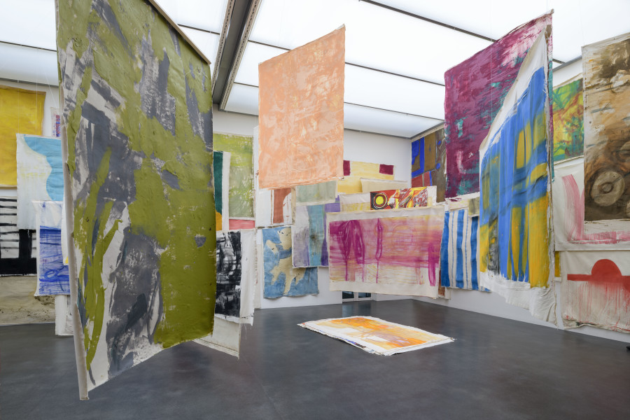 Ausstellungsansicht Vivian Suter. Retrospektive, Foto: Marc Latzel