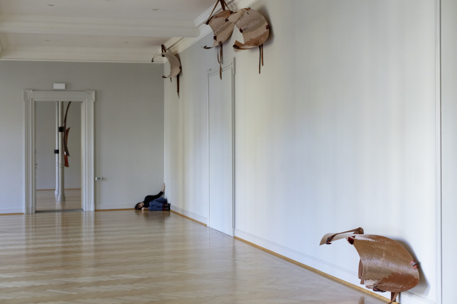 Cally Spooner, An Exchangeable Solo Built From The Knowledge Of Two Non-Exchangeable Groups, 2016 / 2021, Solo Tänzerin, neun choreographische Sequenzen Performt von Magdalyne Segale (*1991, US), Courtesy gb agency, Paris, Foto: Stefan Rohner