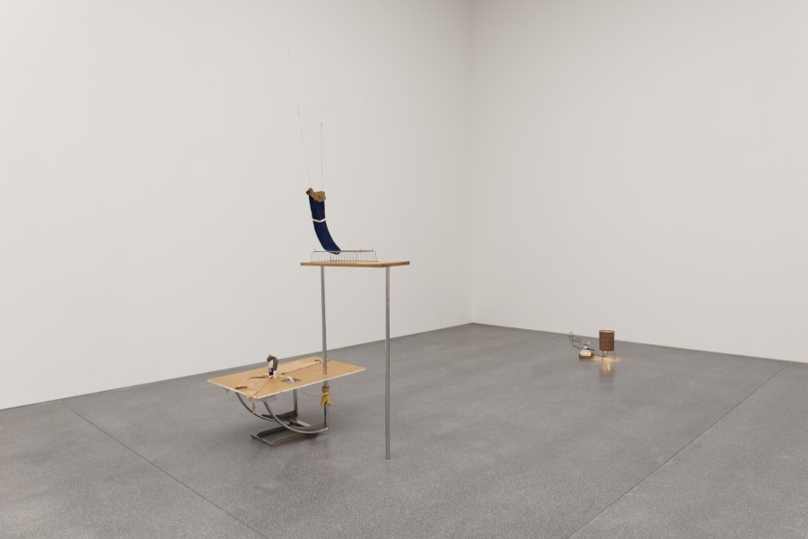 Flurina Sokoll, Be With Me (II), 2017, Bretter, Chromstahlgestell, Stoffreste, Fragment einer zerstörten, afrikanischen Steinskulptur, angebrauchtes Eau de Cologne, Marmor, Stecknadeln, Fäden, Plastilin, weitere Fundgegenstände, 180 x 150 x 80 cm, Im Besitz der Künstlerin