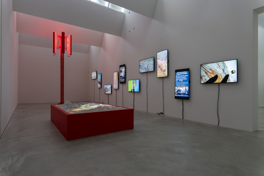 Tony Oursler, Room: good vibrations!, Artworks (from left to right): 5G, beach, Crystal (all 2025). Exhibition view, Tony Oursler, Hoisted from the Pit, Kunst Museum Winterthur, 2025. Photo: Reto Kaufmann