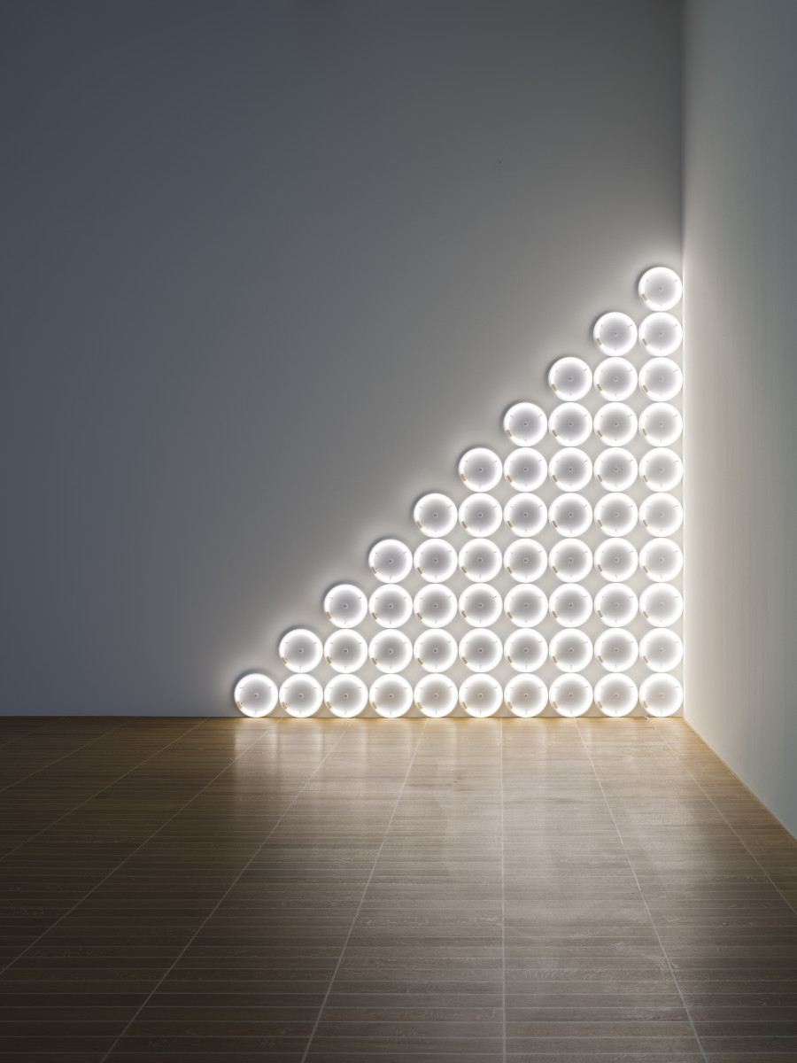 Dan Flavin, untitled (to a man, George McGovern) 2, 1972 (Entstehungszeit), warm white fluorescent light. © Stephen Flavin / 2024, ProLitteris, Zurich. Guggenheim Abu Dhabi. Photo Credit: Florian Holzherr