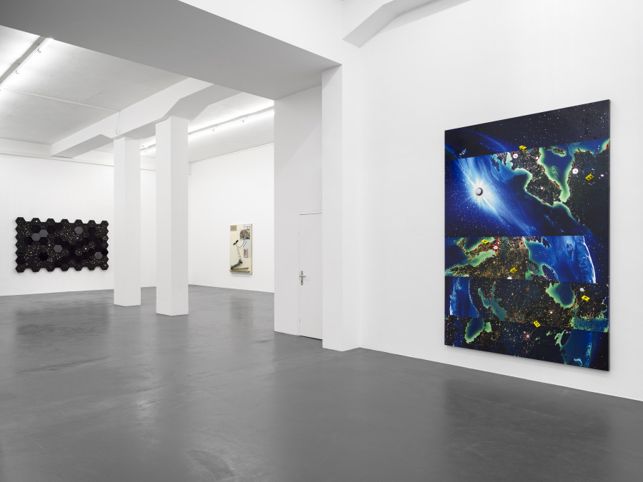 Installation view, Sarah Benslimane, Le monde à l’envers, Galerie Francesca Pia, Zurich, 2025. Photo: Cedric Mussano