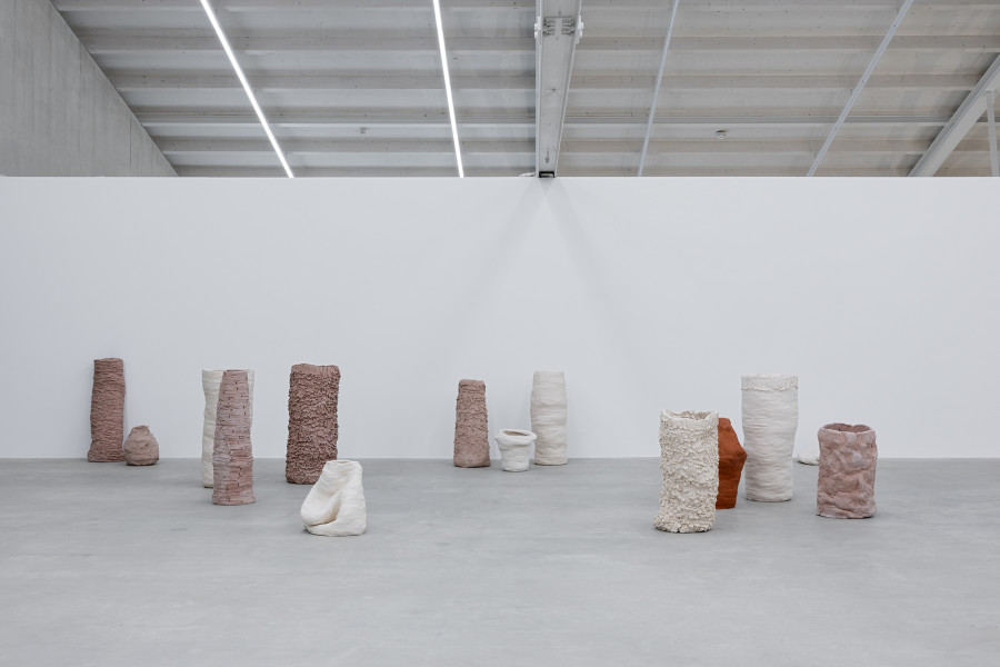 Karin Kurzmeyer, Big Pots, 2015 –. Courtesy the artist. Ausstellungsansicht Kunsthaus Baselland 2025. Foto: Gina Folly