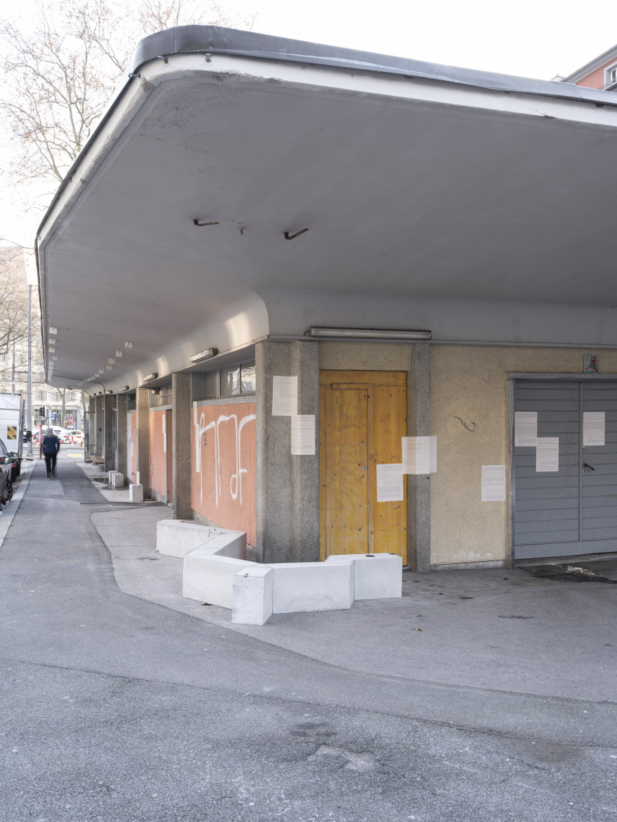 Exhibition view, Davide-Christelle Sanvee & Vicente Lesser, Sitting on an edgy edge, Tunnel Tunnel, 2021-2022. Copyright : Julien Gremaud