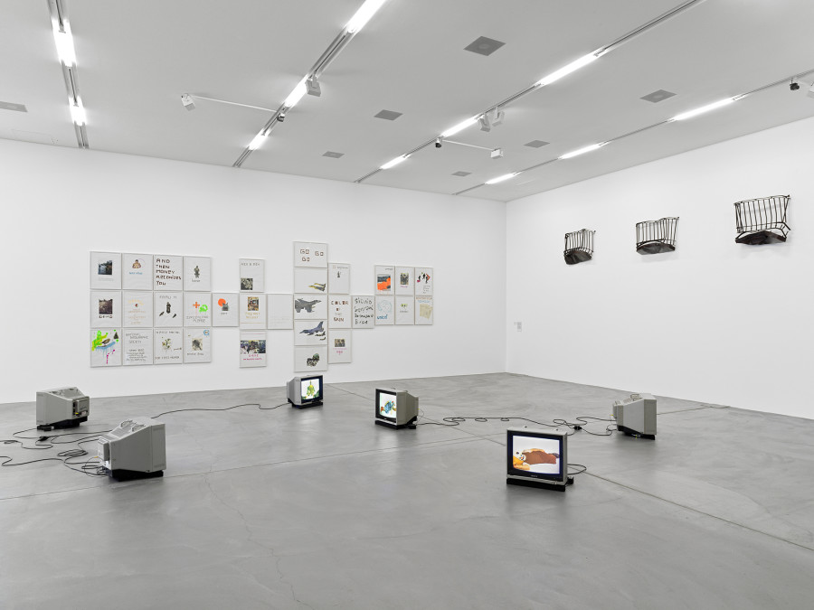 Exhibition view Aus den Fugen - Momente der Störung 2, Migros Museum für Gegenwartskunst, Ugo Rondinone, Dog Days Are Over , 1996, Anne-Lise Coste, Ohne Titel , 2002, Juan Muñoz, Nîmes Balconies , 1994, Sammlung Migros Museum für Gegenwartskunst, © the artists. Photo: Stefan Altenburger Photography, Zurich