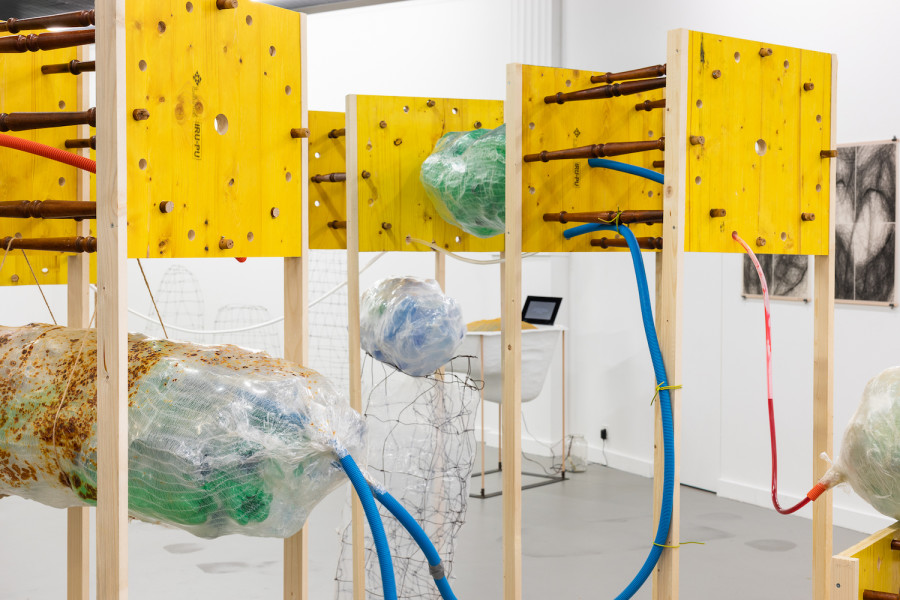Exhibition view, Quido Sen, Sorgen Sie dafür, dass nach Ihrem Ableben Ihr Vorsterbekapital in richtige Hände kommt, Kunsthalle Luzern, 2023. Photo credit: Kilian Bannwart