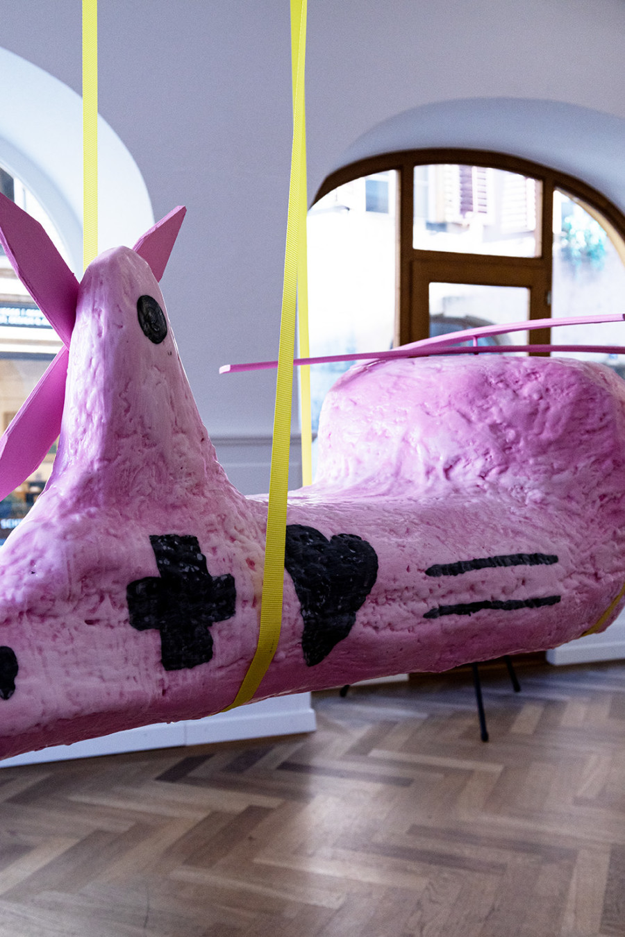 Installation view, Felix Stöckle, PINK HAWK DOWN, KRONE COURONNE, 2024. Credit © Jerlyn Heinzen