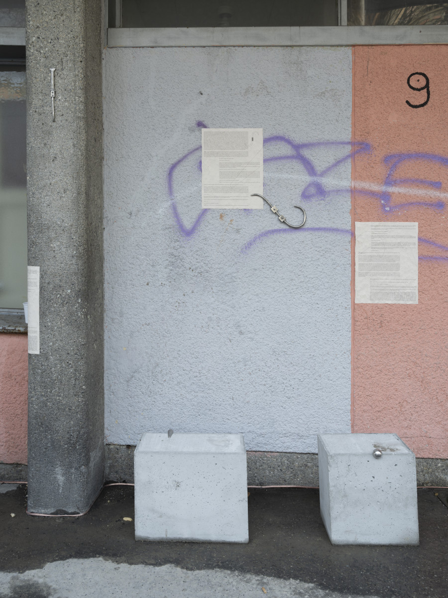 Exhibition view, Davide-Christelle Sanvee & Vicente Lesser, Sitting on an edgy edge, Tunnel Tunnel, 2021-2022. Copyright : Julien Gremaud