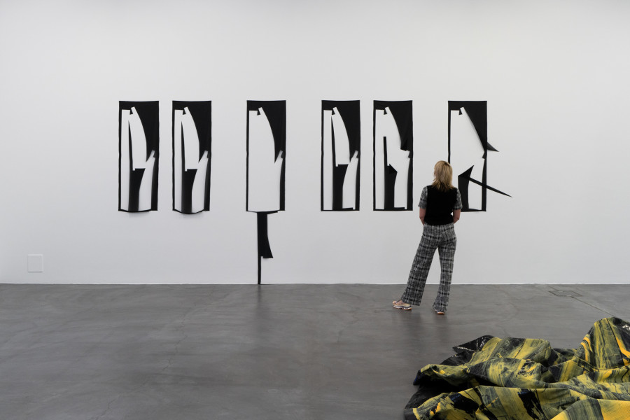 Exhibition view Marion Baruch, Lasciar cadere, 2018, Polyestervlies, Sonia Kacem, Petra, 2013, Plastic sheeting, emulsion paint, nylon thread. Sammlung Migros Museum für Gegenwartskunst. Photo: Studio Stucky, copyright Marion Baruch und Sonia Kacem