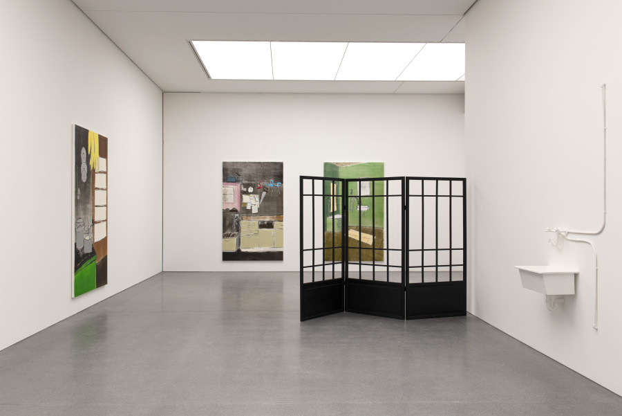 Zilla Leutenegger, Ausstellungsansicht mit den Monotypien Alpküche (2020), Broken Kitchen (2021), Bagno Verde (2020) und der Installation Tropf, tropf (2018). Alle: Courtesy the artist and Galerie Peter Kilchmann, Zürich